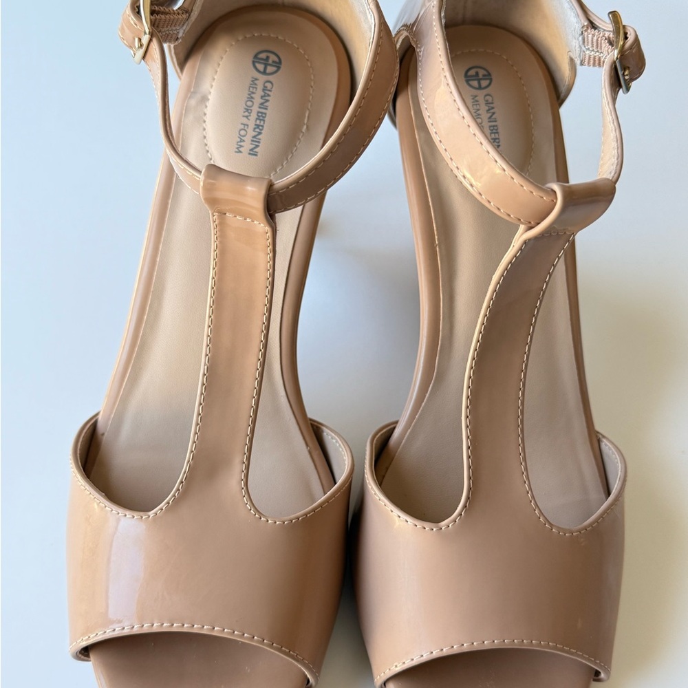 Giani Bernini Tan T-Strap Sandals With Memory Foam